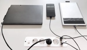 Sitz-Stehbürotisch mit integrierter 4-fach-Steckdosenleiste und USB-Ladeports Sitz-Stehbürotisch mit integrierter 4-fach-Steckdosenleiste und USB-Ladeports