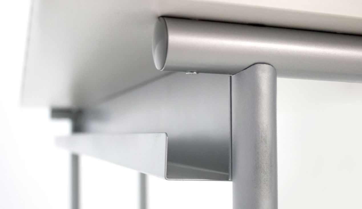 Homeoffice-Schreibtisch mit integrierter Metall-Kabelwanne für Steckdosenleisten
