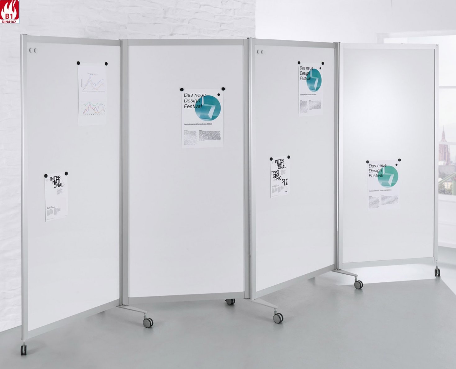 Große mobile Info- / Aushangstellwand mit Laufrollen magnethaftend