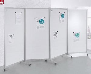 große Aushang-Stellwand mit Laufrollen