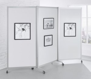 Mobile Galerie-Stellwand mit Laufrollen zum Aufhängen von Bilderrahmen