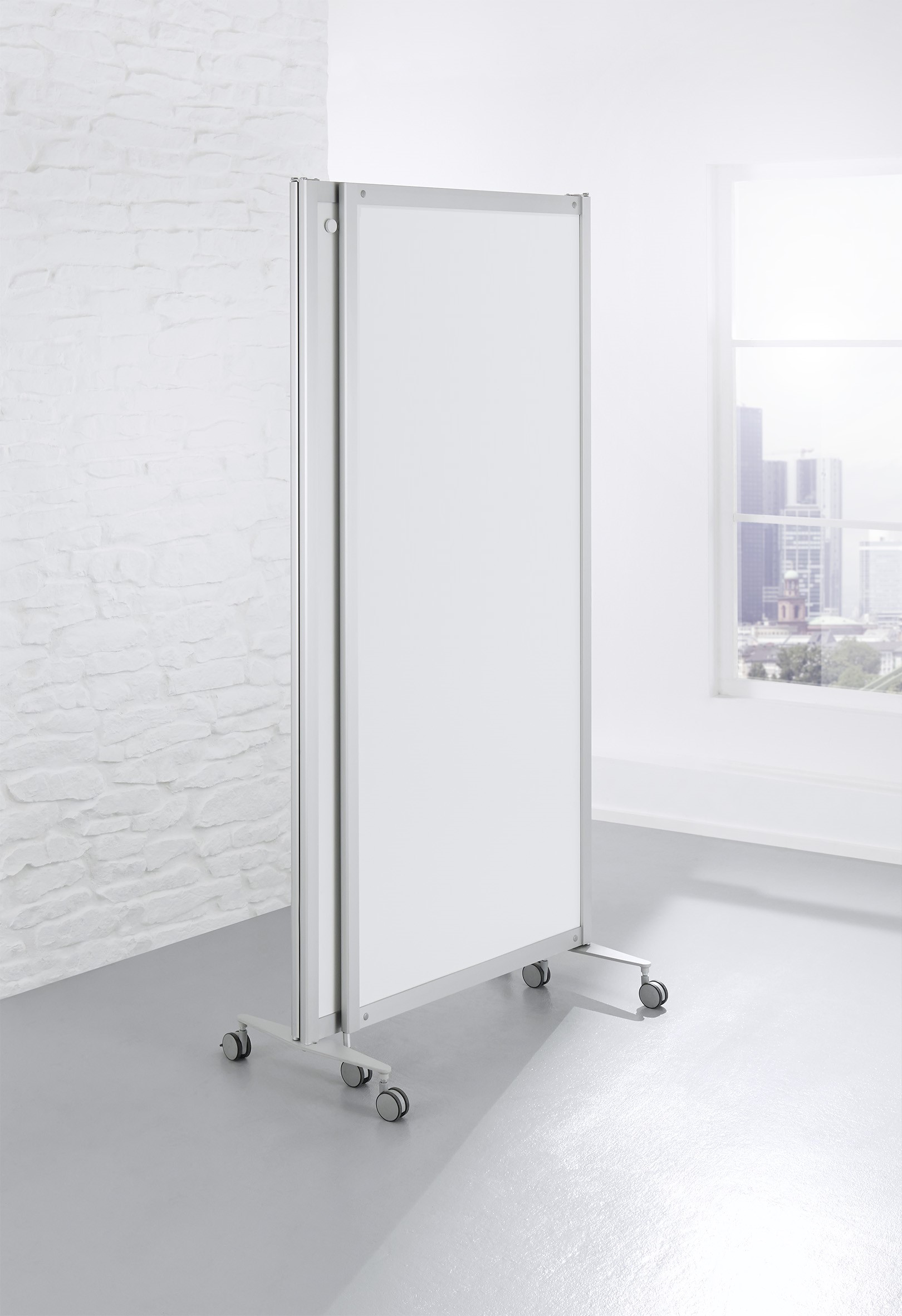 mobile Galerie-Stellwand mit aufklappbaren Seitenarmen