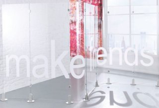 Glasstellwand als individuell konfigurierbarer Raumteiler für Büros Arztpraxen
