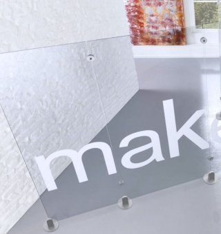 mobiler standstabiler Raumteiler aus bruchfestem Klarglas