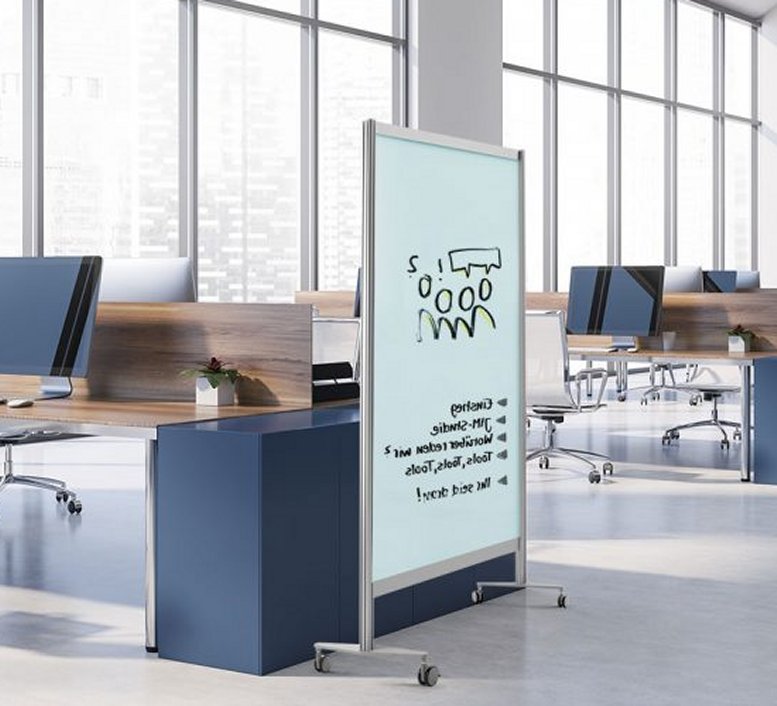 Infektionsschutz-Raumteiler mit Laufrollen und beschriftbarer Whiteboard-Tafel für Büros