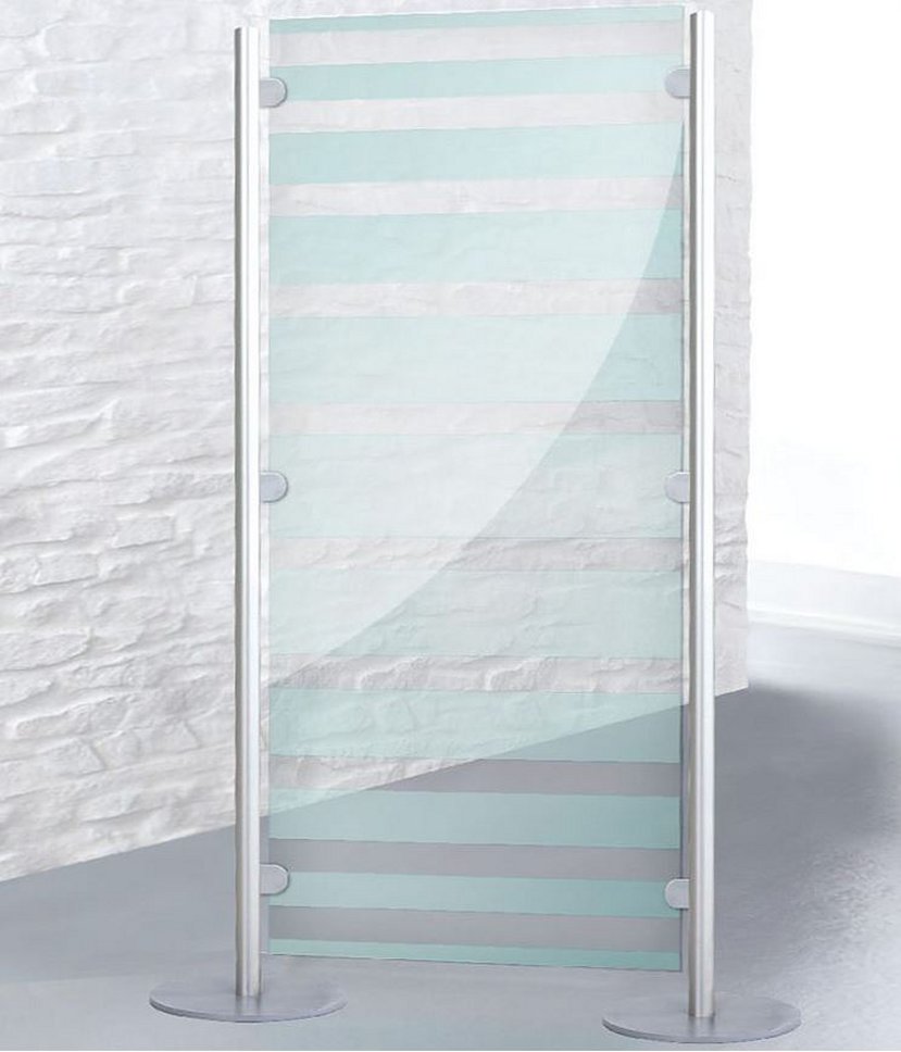 gestreift satinierte Glasstellwand als standsicherer mobiler Raumteiler