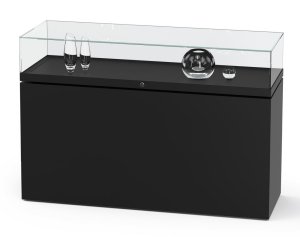 Thekenvitrine mit robuster, rahmenlosen Glashaube auf schwarzem Sockel