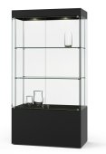 rahmenlose Schrankvitrine auf Sockel mit LED-Deckenspots