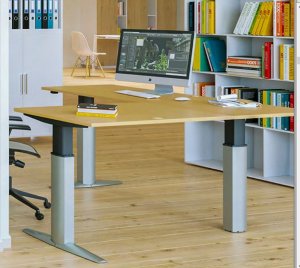 elektrisch höhenverstellbarer Eckschreibtisch als Sitz-Steharbeitstisch
