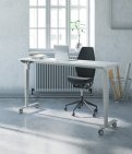 mobiler Sitz- und Stehschreibtisch mit Laufrollen