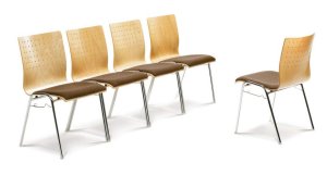 stapelbarer Konferenzstuhl mit gepolstertem Sitz
