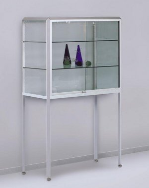 Schiebetüren-Glasvitrine auf extra hohen Standbeinen
