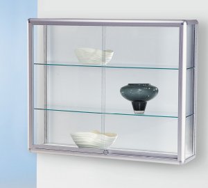 abschließbare repräsentative Wandvitrine mit viertelrunden Aluminiumprofilen