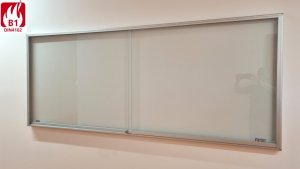 Großer Brandschutz-Wandschaukasten abschließbare Schiebetüren Rückwand Haftmagnete