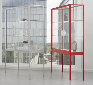 abschließbare Hochbein-Glasvitrine 80 cm hohe Standbeine