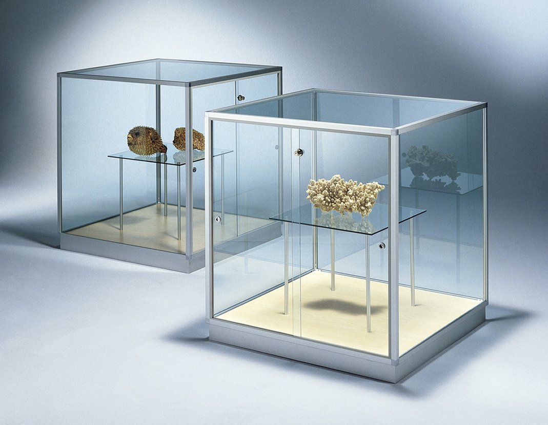 würfelförmige Glasvitrine 90 x 90 x 90 cm auf 7 cm hohen Standsockel