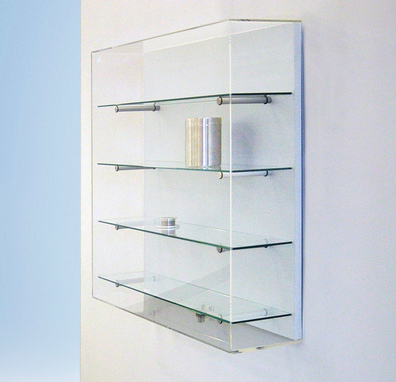 Wandvitrine  mit  weißer Rückwand und abnehmbarer Kunstglas-Vitrinenhaube