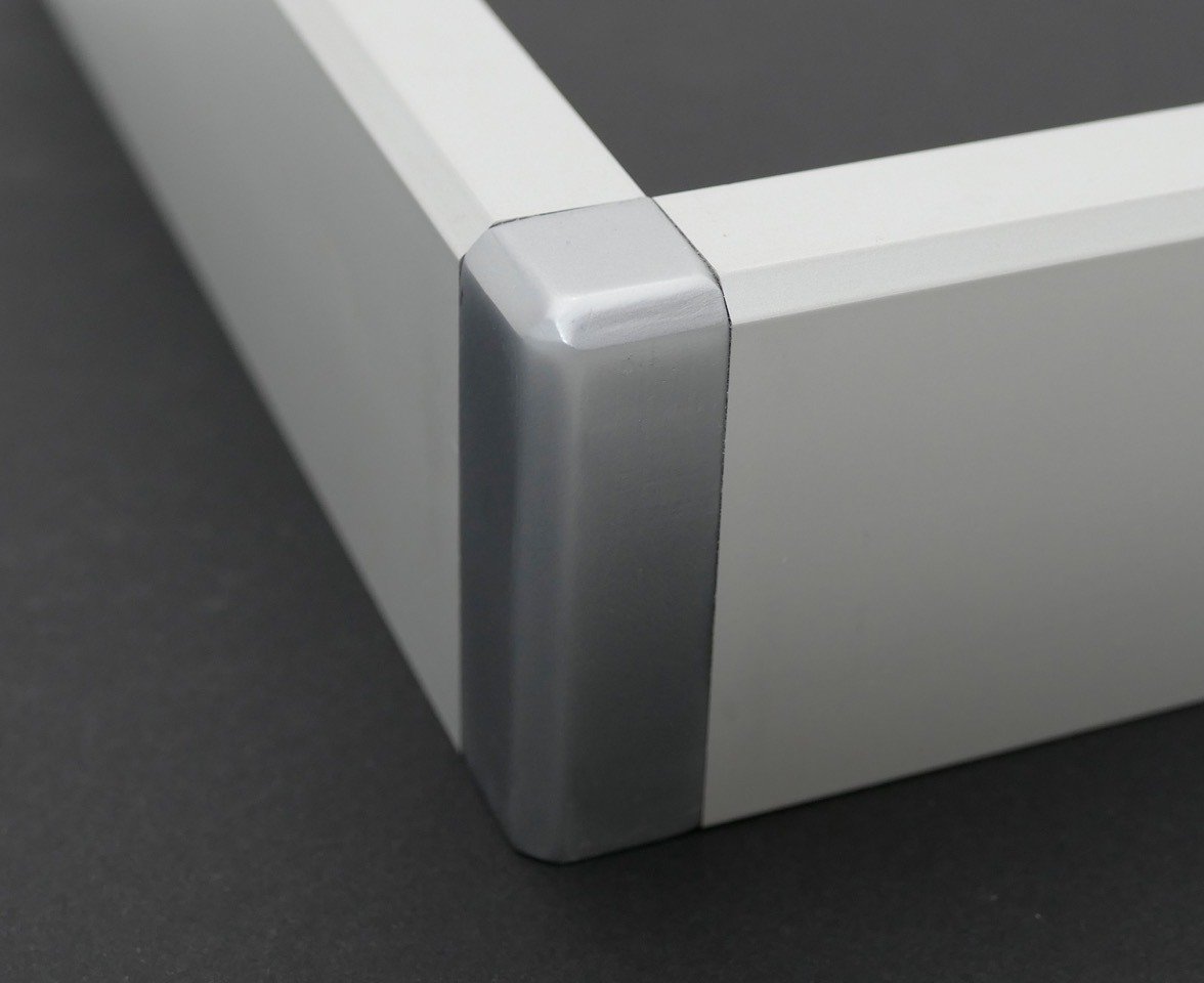 schaukasten mit eckigen Aluminiumprofilen