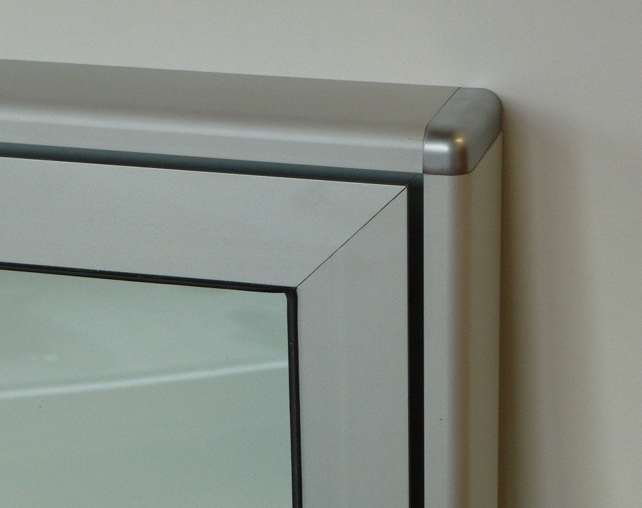 Schaukasten mit gerundeten Aluminiumprofilen