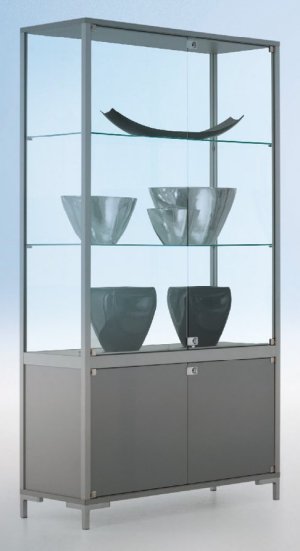 massive Schrankvitrine mit abschließbarem Stauraum