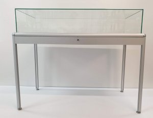 Tischvitrine mit rahmenloser Vitrinenhaube arretierbare Gasdruckfedernöffnung