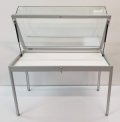 Tischvitrine mit aufklappbarer Glashaube