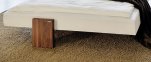 Doppelbett mit einem Bettbein