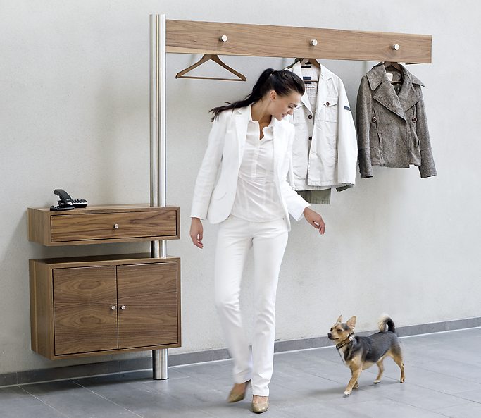 Edelstahl-Nussbaum-Wandgarderobe mit Schuhschrank