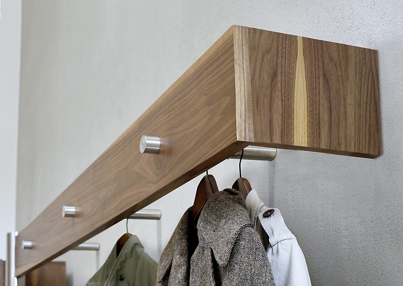 Wandgarderobe aus Nussbaum-Massivholz 