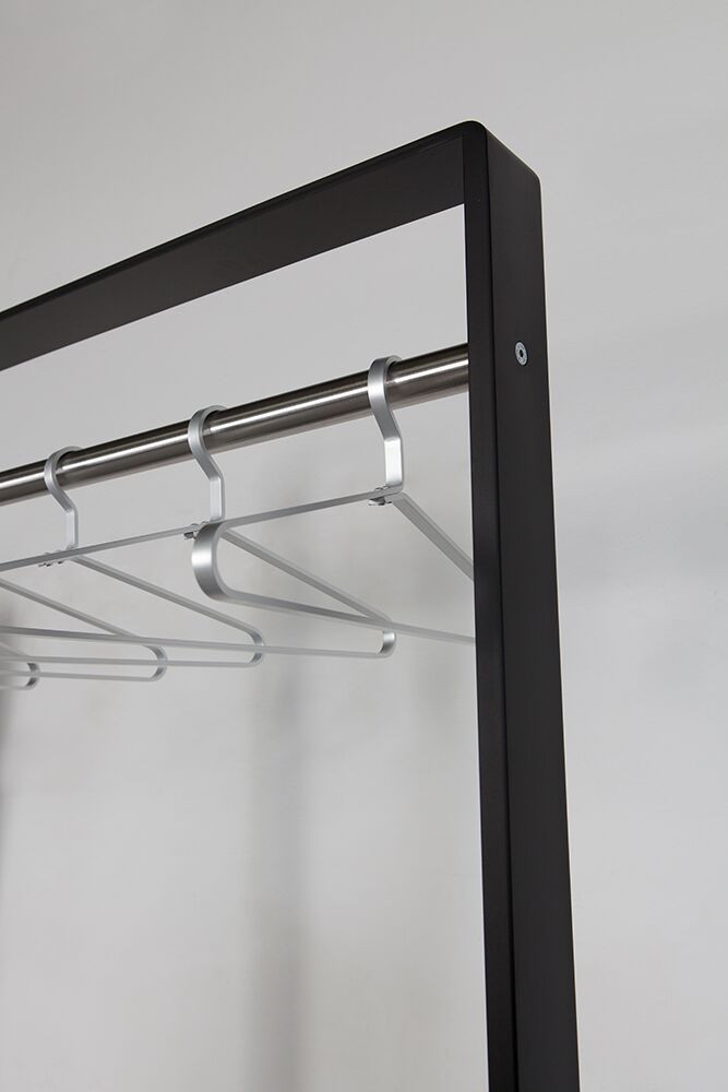 Industriedesign-Stahl-Standgarderobe mit eleganter Edelstahl-Kleiderstange 