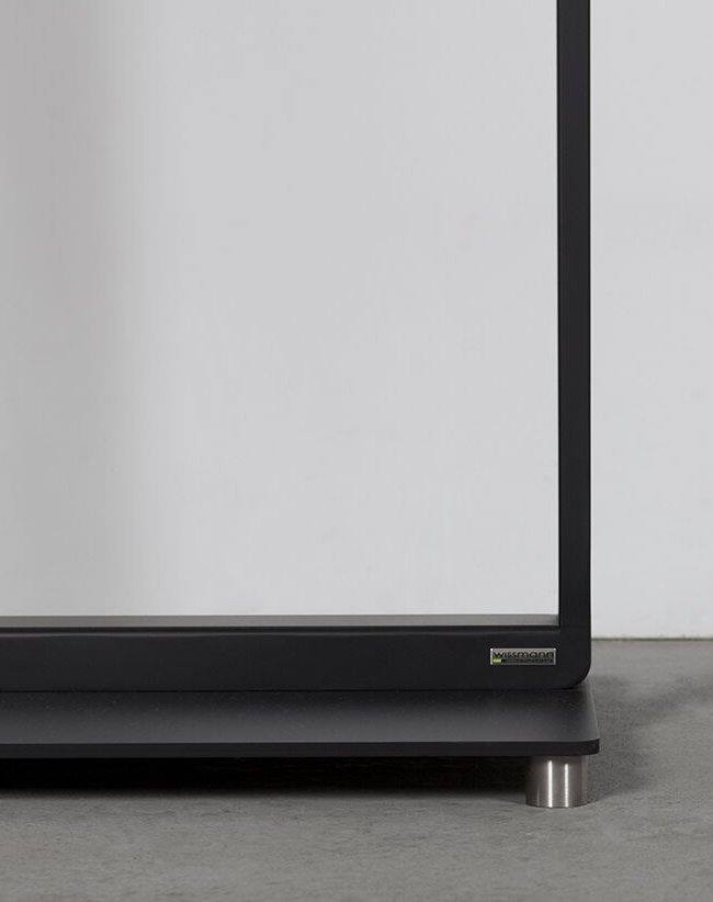 robuste Stahl-Standgarderobe im Industriedesign
