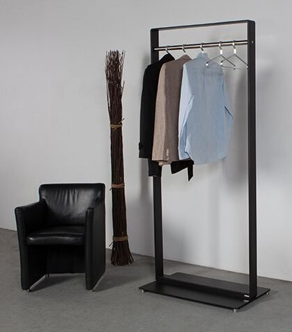 elegante Industriedesign-Standgarderobe aus Stahl mit verdeckten Laufrollen
