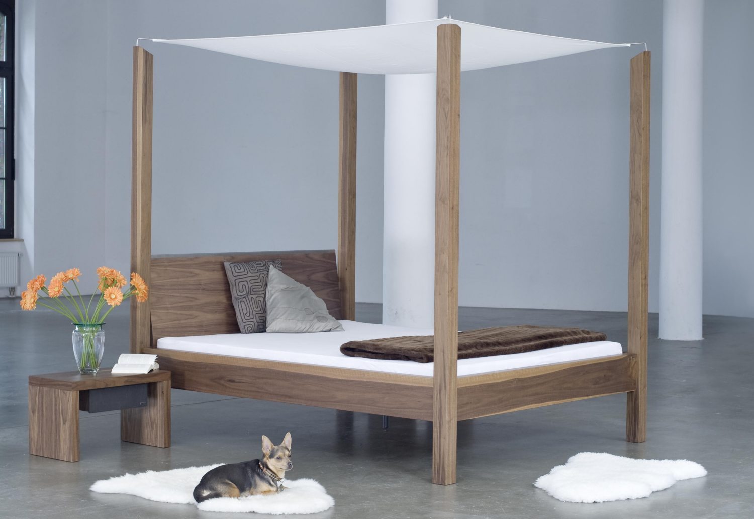 modernes Himmelbett aus Nussbaumholz