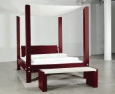 robustes Himmelbett Massivholz rot lackiert