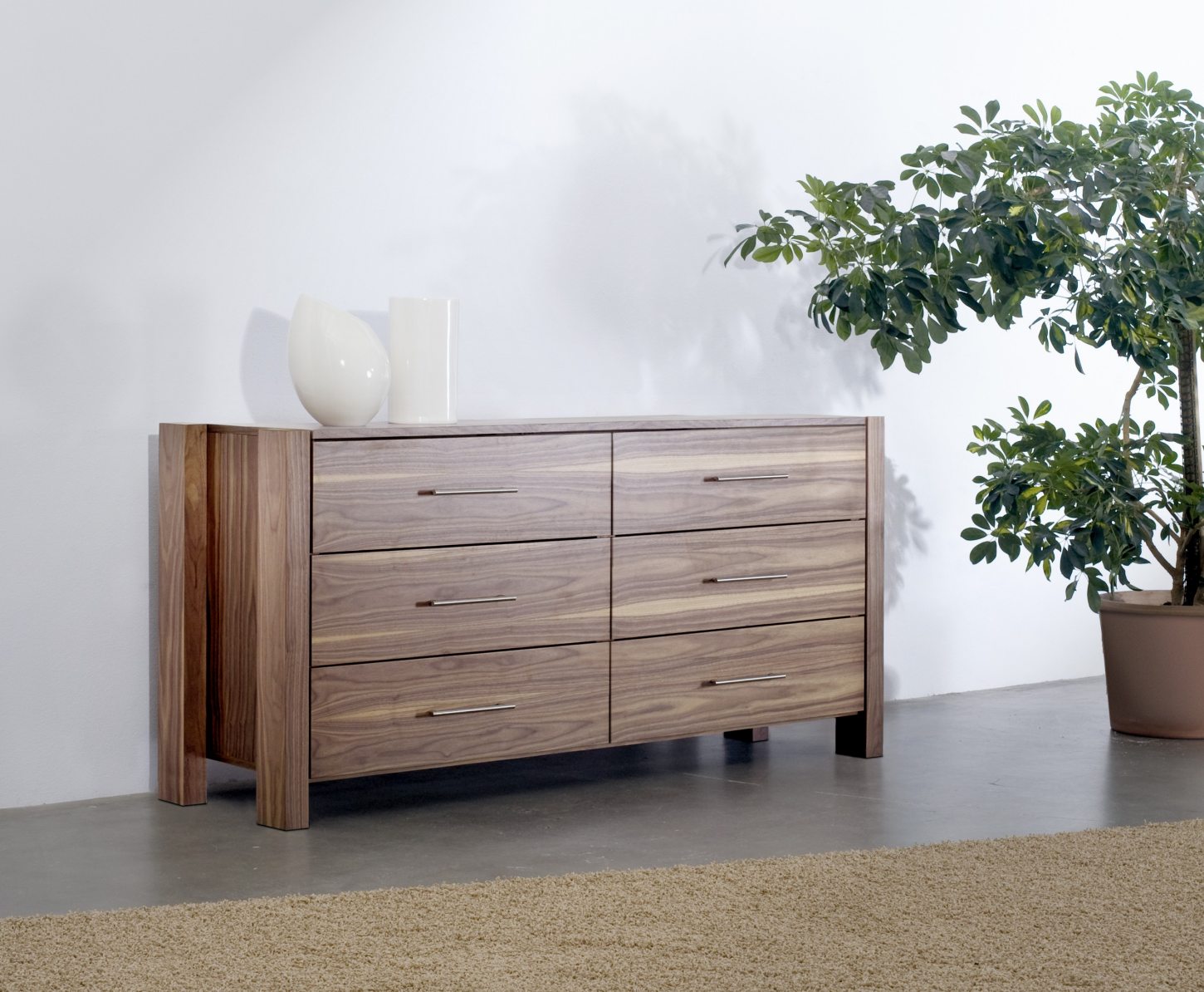 Kommode aus robustem Massivholz