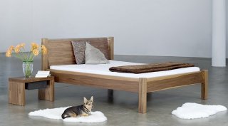 Nussbaumholz-Himmelbett schwarz lackiert robust und modern