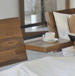 Doppelbett mit Klapptisch im Kopfteil