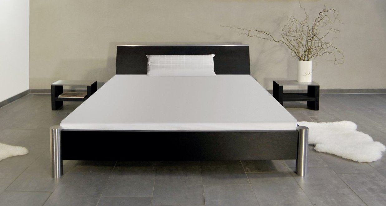 Doppelbett aus Holz massiv und Edelstahl
