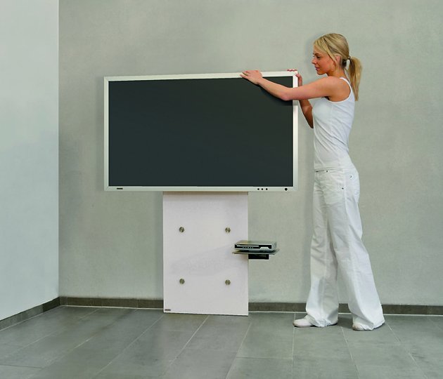 moderne TV-Wandhalterung mit Schwenkarm an wei&szlig;er Glasplatte